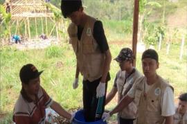 Mahasiswa UNS Gelar Sosialisasi dan Praktik Pembuatan Silase untuk Ketahanan Pakan Ternak di Gunungk